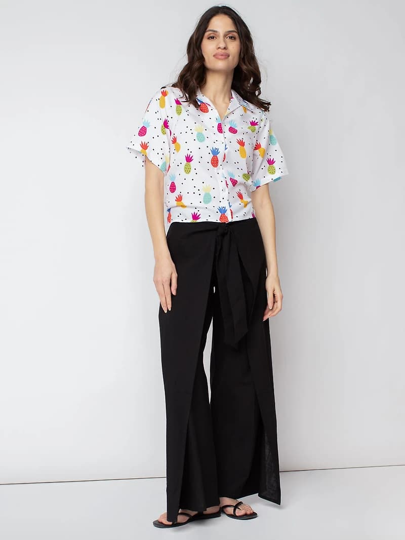 Short-sleeve fitted blouse with buttons