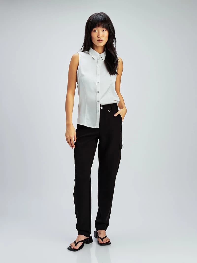 Sleeveless semi-fitted blouse with buttons