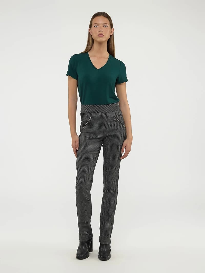 Narrow fitted pull-on pant