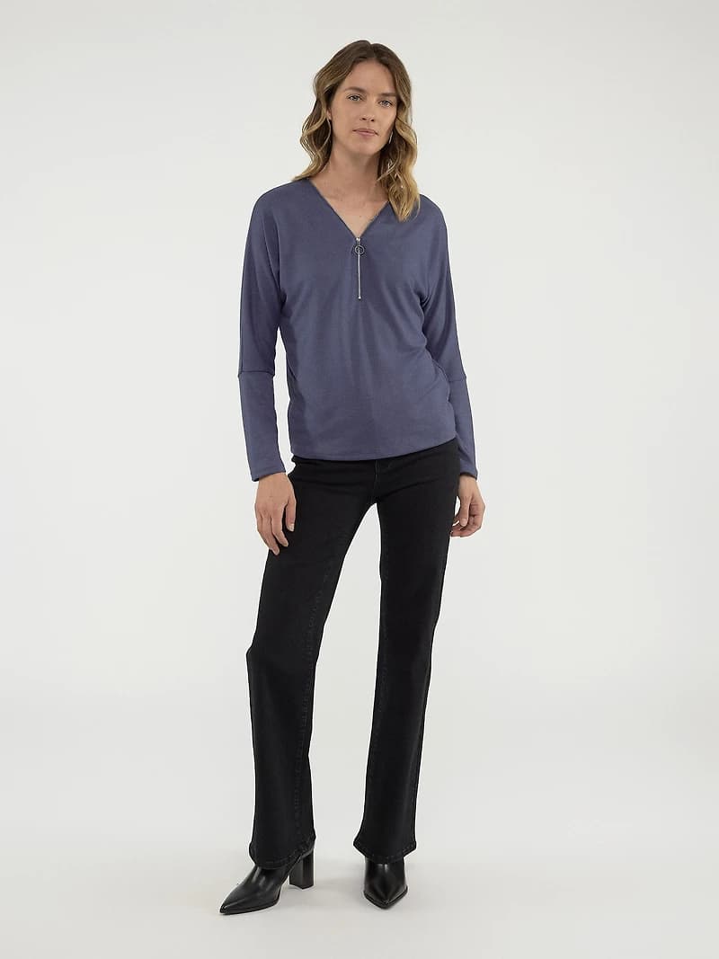 Long-sleeve semi-fitted t-shirt