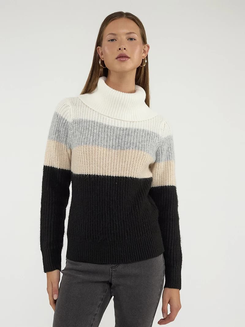 Long-sleeve semi-fitted pullover sweater