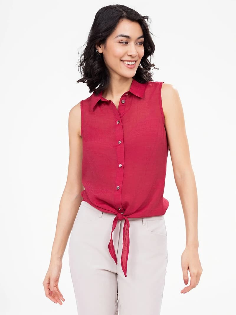 Sleeveless semi-fitted blouse with buttons