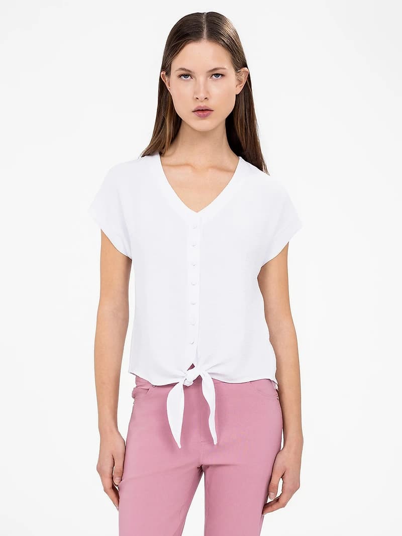 Short-sleeve semi-fitted blouse with buttons
