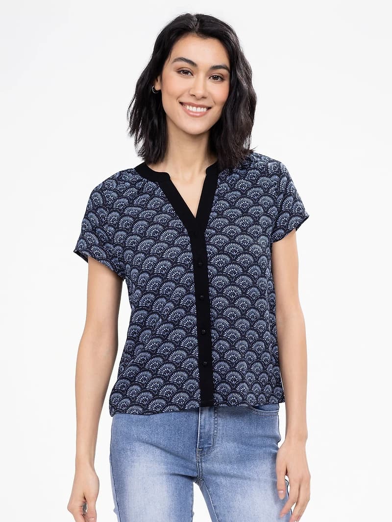 Sleeveless semi-fitted blouse with buttons