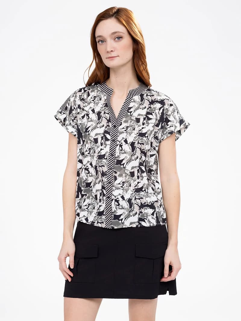 Sleeveless semi-fitted blouse with buttons
