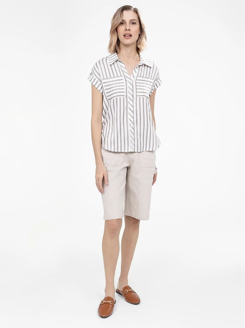 Short-sleeve semi-fitted blouse with buttons