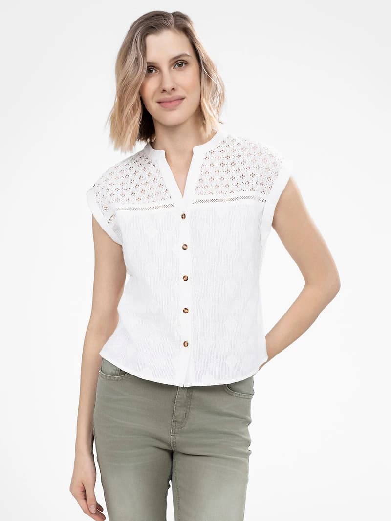 Sleeveless semi-fitted blouse with buttons