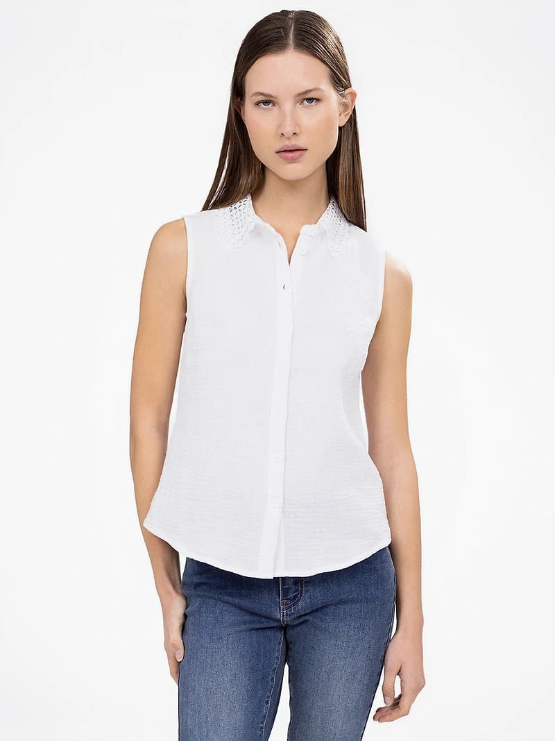 Sleeveless semi-fitted blouse with buttons