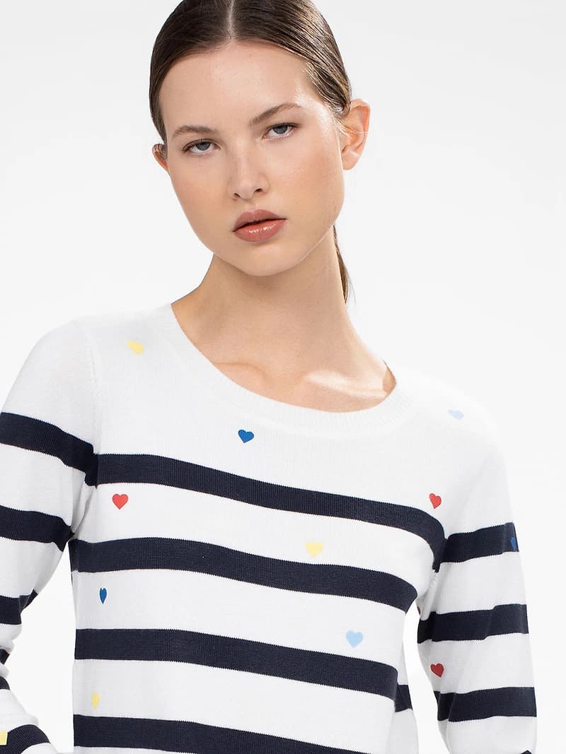 Long-sleeve semi-fitted sweater