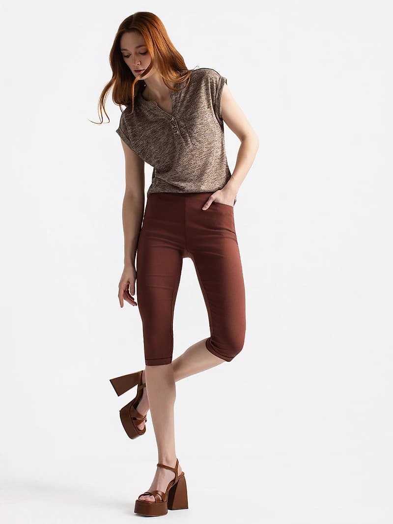 Narrow fitted pull-on capri