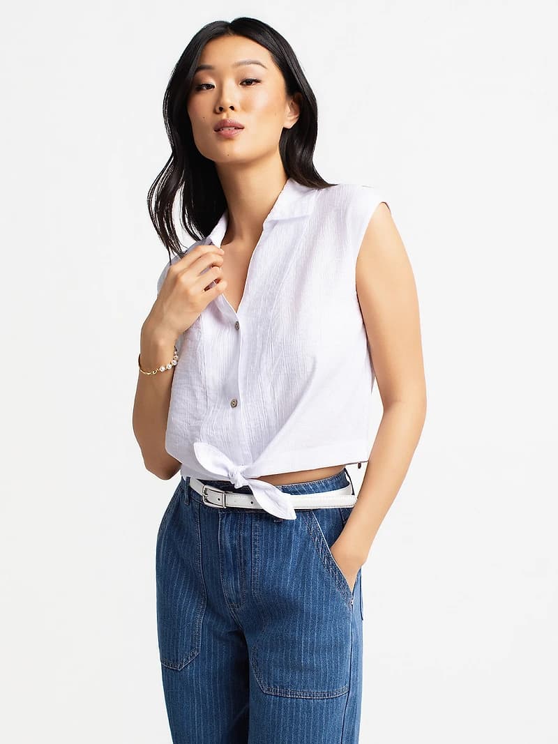 Sleeveless blouse with buttons